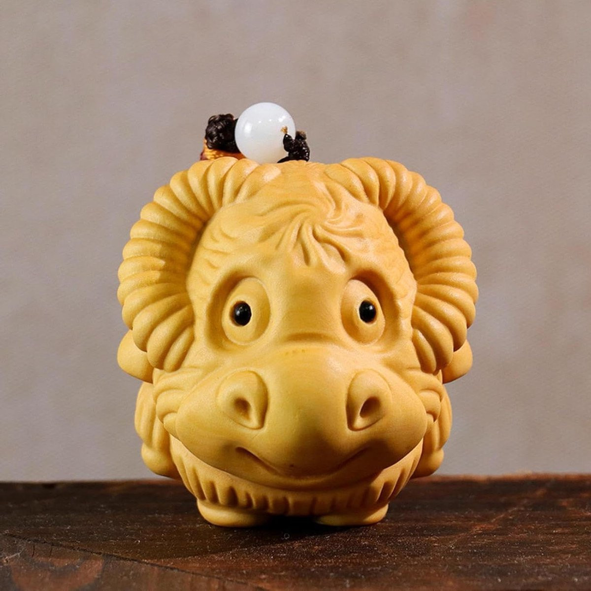 Handgemaakt houten beeld met dierenontwerp in houtkleur voor decoratie op tafel