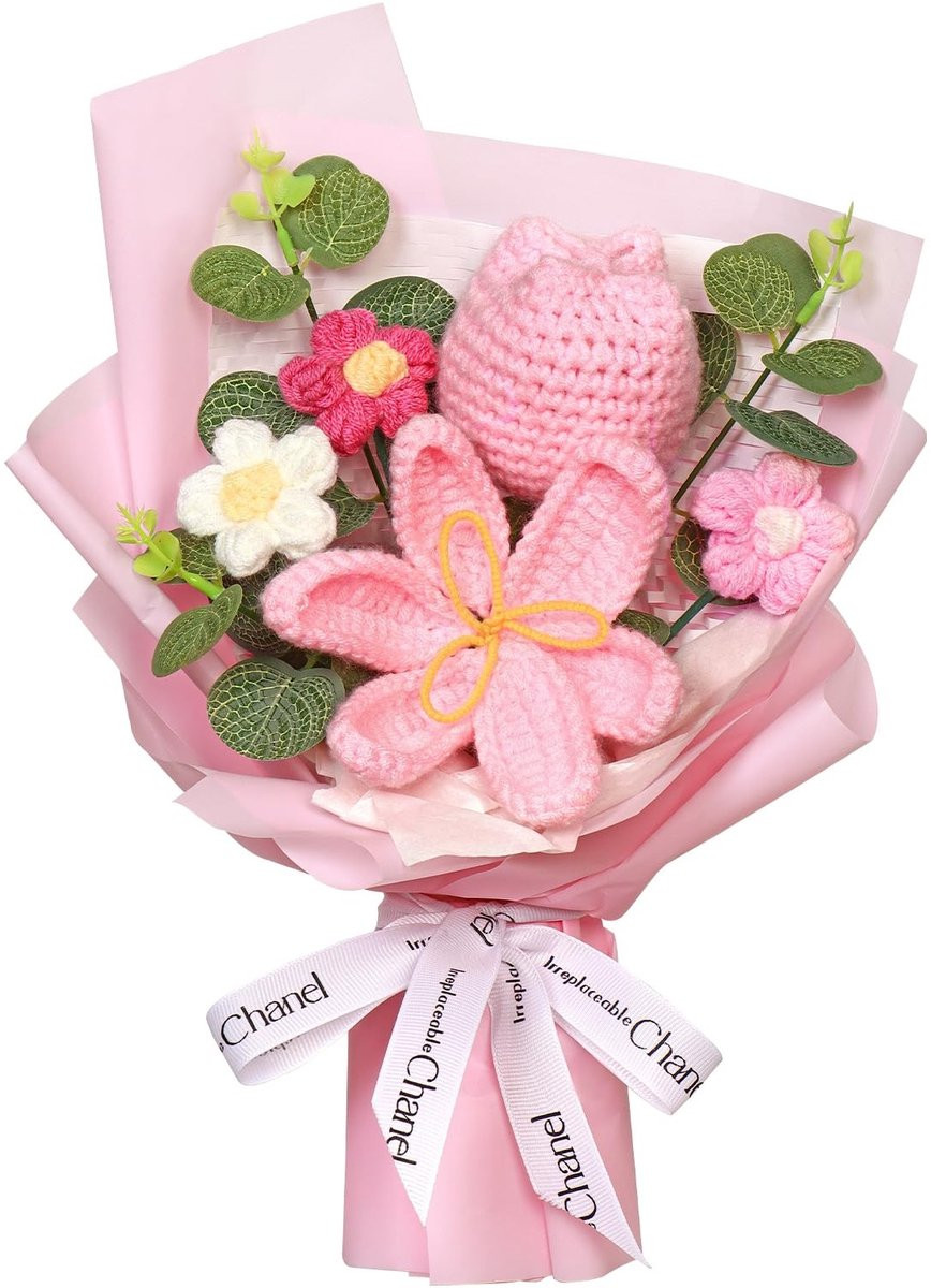 Handgemaakt haakbloemenboeket met roze tulpen