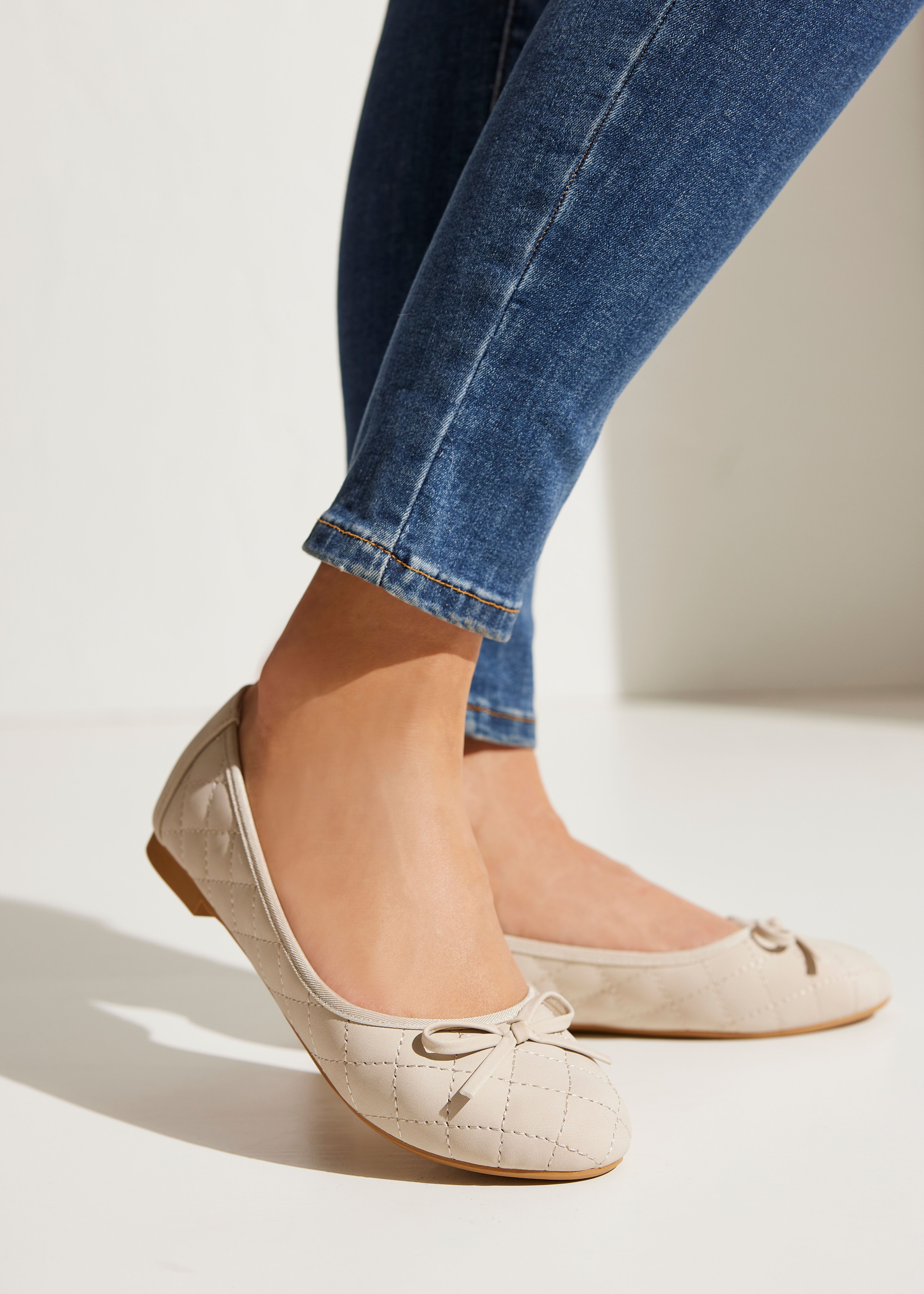 Ballerina LASCANA "Slipper, Schlüpfschuh, Freizeitschuh, Slip-On-Sneaker", Damen, Gr. 36, Textil, beige, Obermaterial: 100% Lederimitat. Decksohle: 100% Textilmaterial. Futter: 100% Textilmaterial. Laufsohle: 100% Synthetik, unifarben, Basic, Schuhe Balle