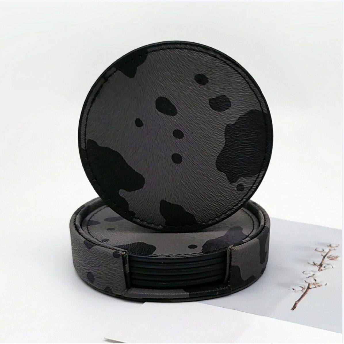 INF Rundes PU-Leder-Untersetzer-Set 10cm, 6 schwarze hitzebeständige Untersetzer mit Halter