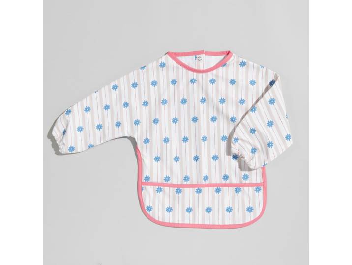 Beschichtete Latzhose mit Ärmeln, bedruckt mit blauen Blumen und rosa Borte