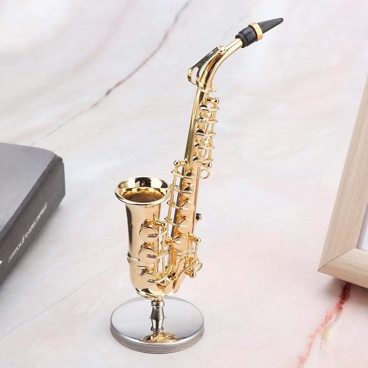 Miniatuur Alto Saxofoon Replica met standaard en koffer - 14 cm - Decoratief muziekinstrument en verzamelobject