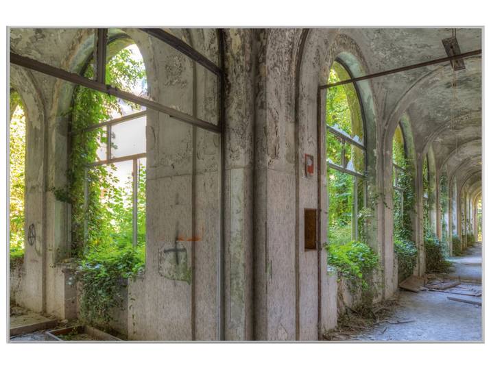 Bild mit Rahmen Lost Place Geteilter Flur image LAND