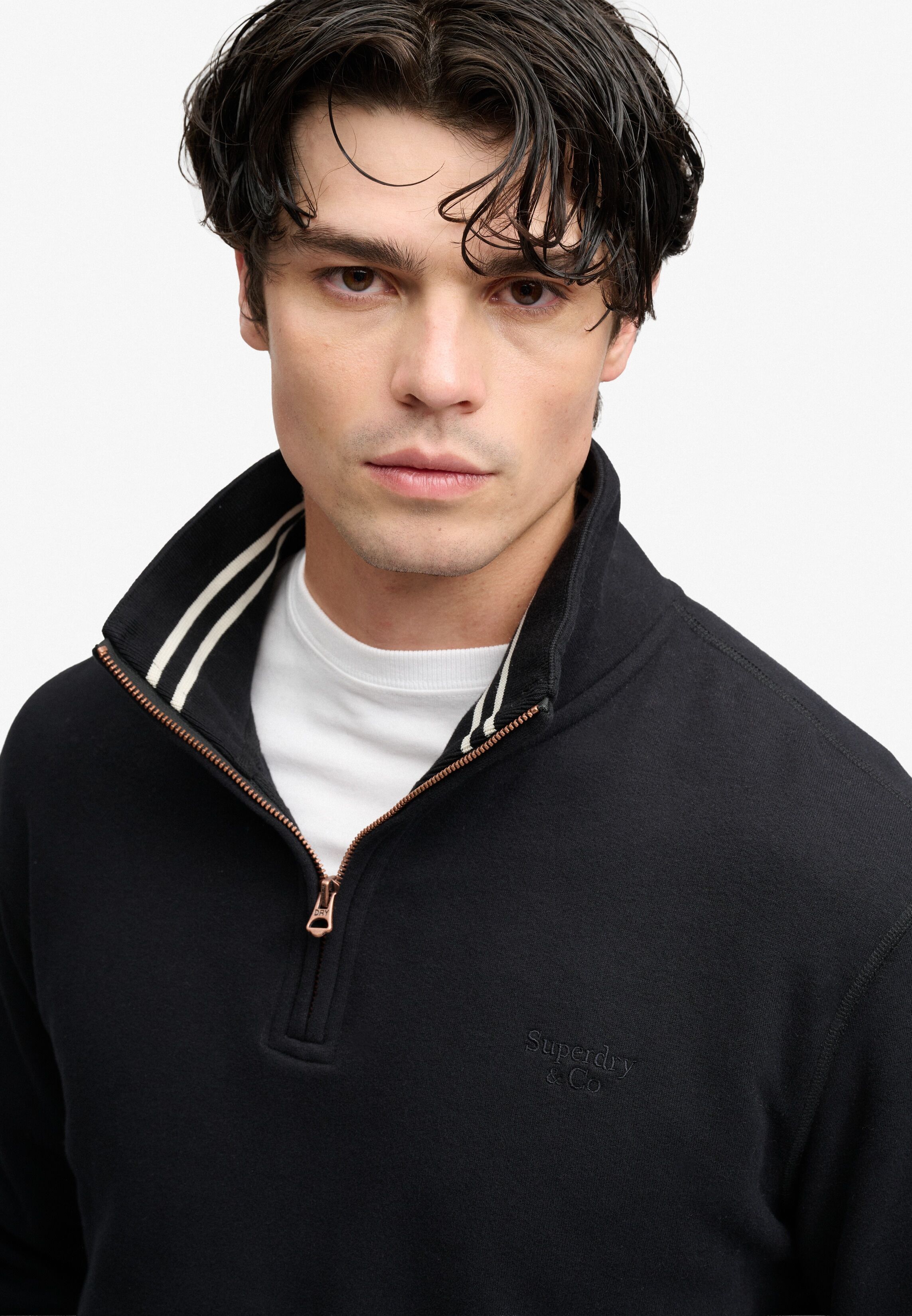 Sweatshirt SUPERDRY "ESSENTIAL SERIF LOGO HALF ZIP", Herren, Gr. 3XL, schwarz, angeraute Sweatware, Obermaterial: 60% Baumwolle, 40% Polyester, bedruckt, relaxed fit normal, Rundhals, Rippbündchen, Sweatshirts Sweatshirt, Baumwollmischung schwarz 3XL