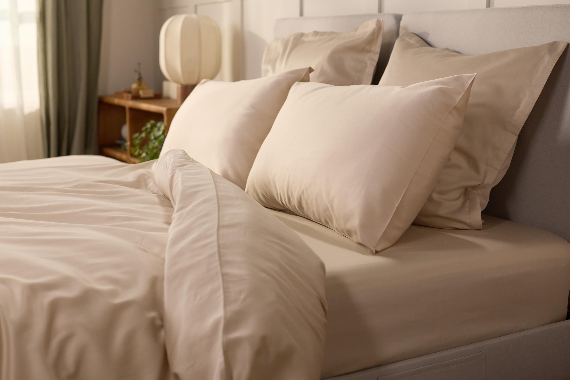Emma Silken Satin Kopfkissenbezug | Beige | 80x80cm