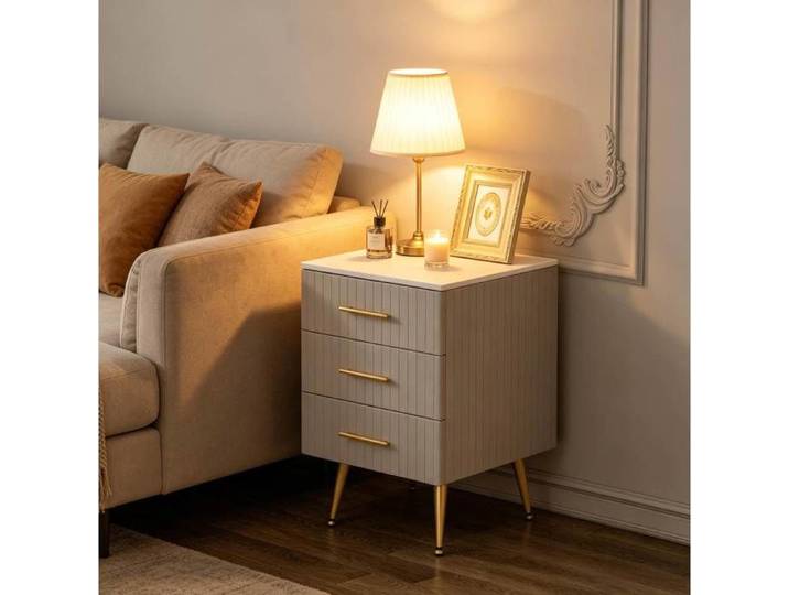 Table de chevet grise en velours avec 3 tiroirs plateau effet marbre et pieds dorés table d'appoint