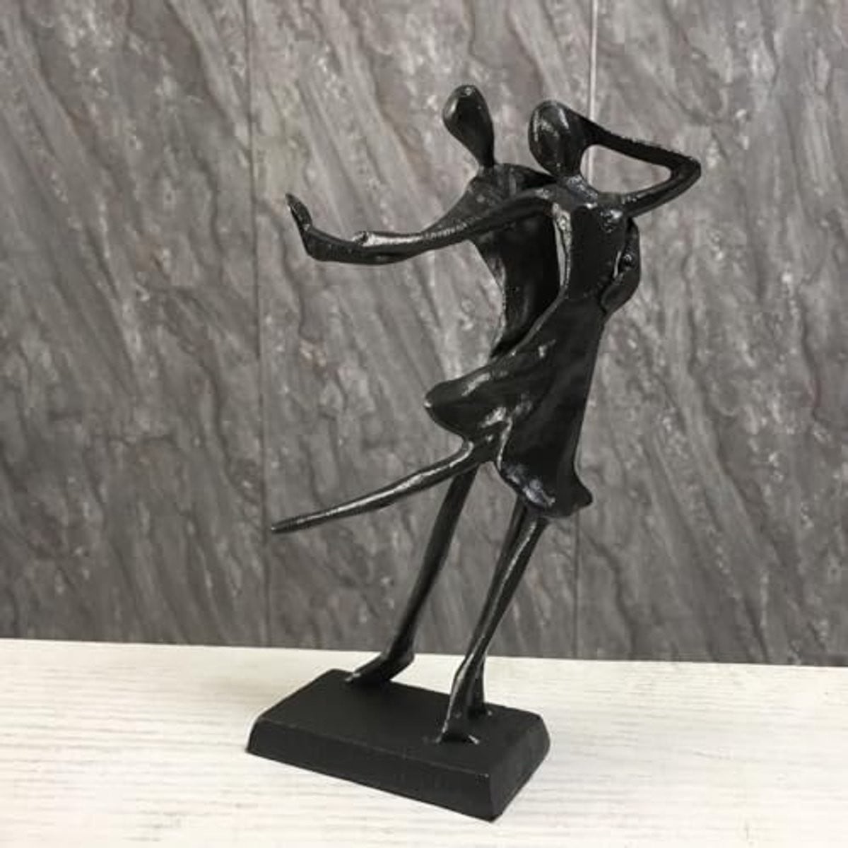 Romantisch bronzen sculptuur van een dansend paar - Elegante metalen liefdeskunst voor decoratie