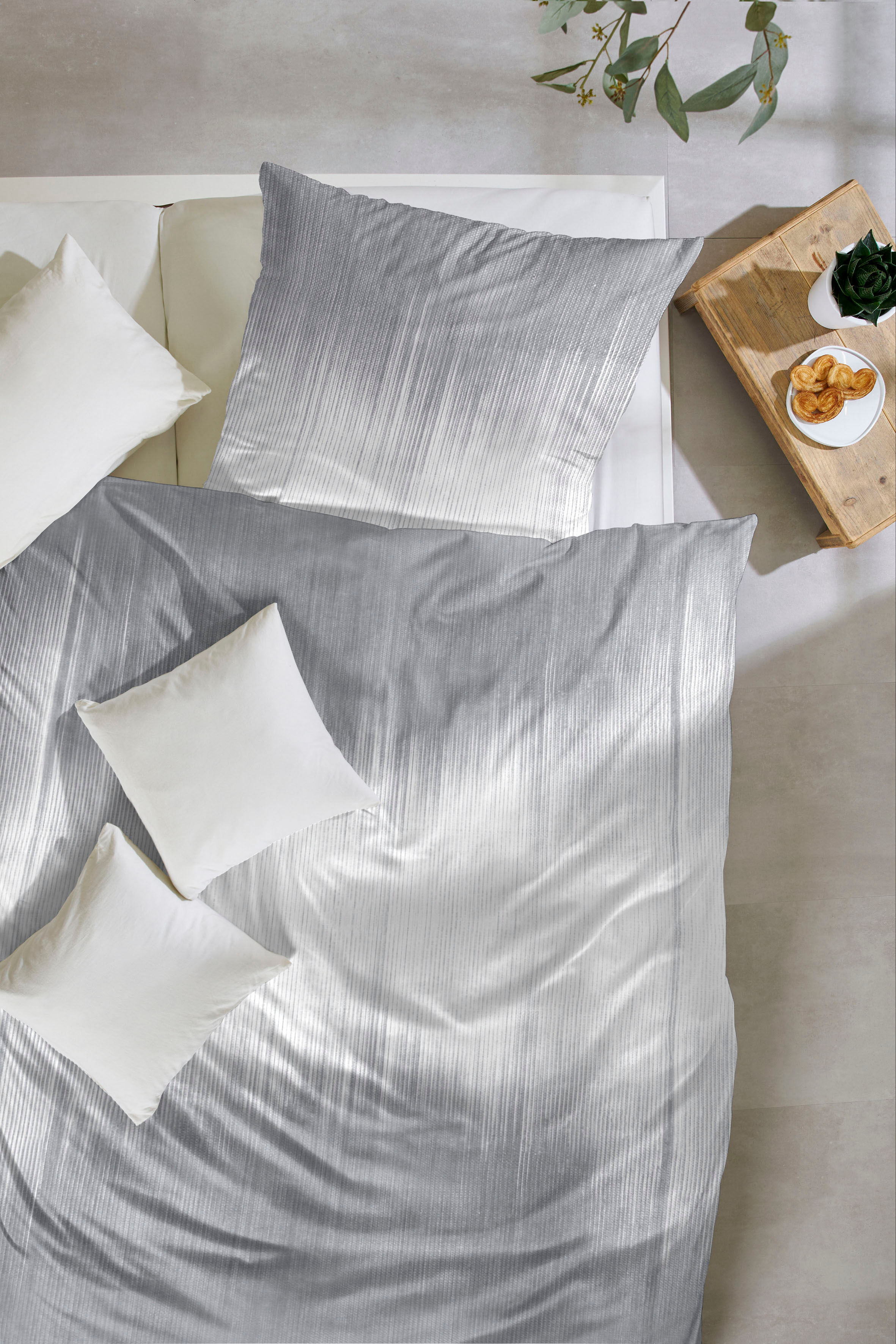 Bettwäsche PRIMERA "Mako-Satin-Bettwäsche Ebbe & Flut", grau (weiß, grau), B/L: 135cm x 200cm, 1 Stk., 1 Stk., Mako-Satin, B/L: 80cm x 80cm, 2 Stk., Mako-Satin, Obermaterial: 100% Baumwolle, Bettwäsche, Bettwäsche, mit einem zartblauen Muster weiß, grau B