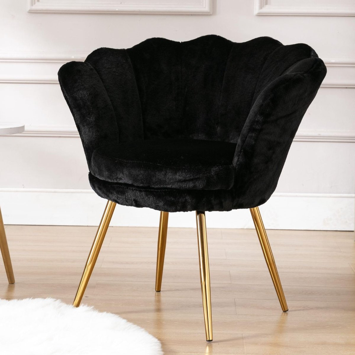 Moderne zwarte schelpstoel lounge fauteuil met gouden poten en teddystof