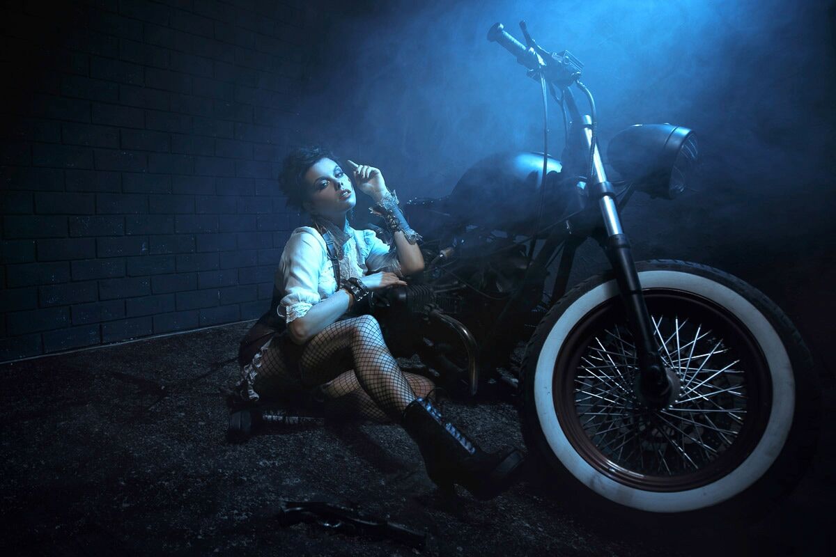 Fototapete PAPERMOON "Frau mit Motorrad bei Nacht", bunt, B:3m L:2,23m, Vlies, Tapeten, Fototapete