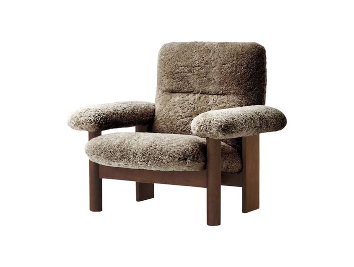 Audo Copenhagen Brasilia Sessel Dark oak-Sahara sheepskin curly