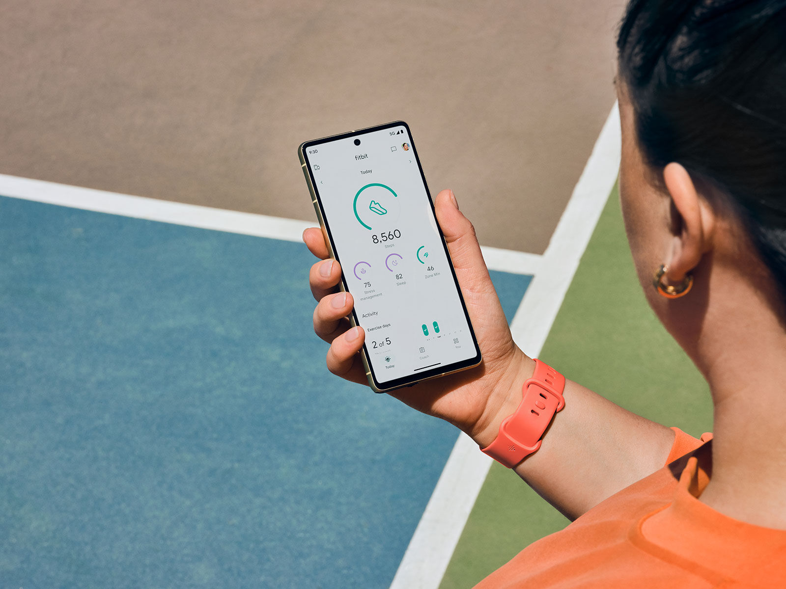 Fitbit Charge 6 aktiivisuusranneke Coral Band / Champagne Gold Case