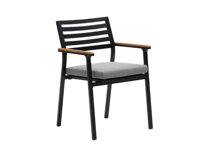 Hochwertiger Outdoor Stuhl „Bonny“ mit Armlehnen Teakholz / Schwarz Kave Home