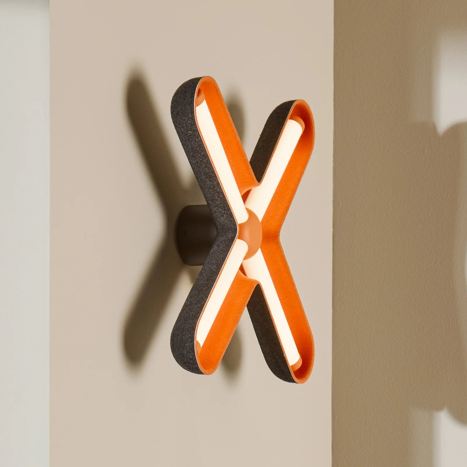 Loom Design Fuzz LED wandlamp, oranje/zwart, 50 cm