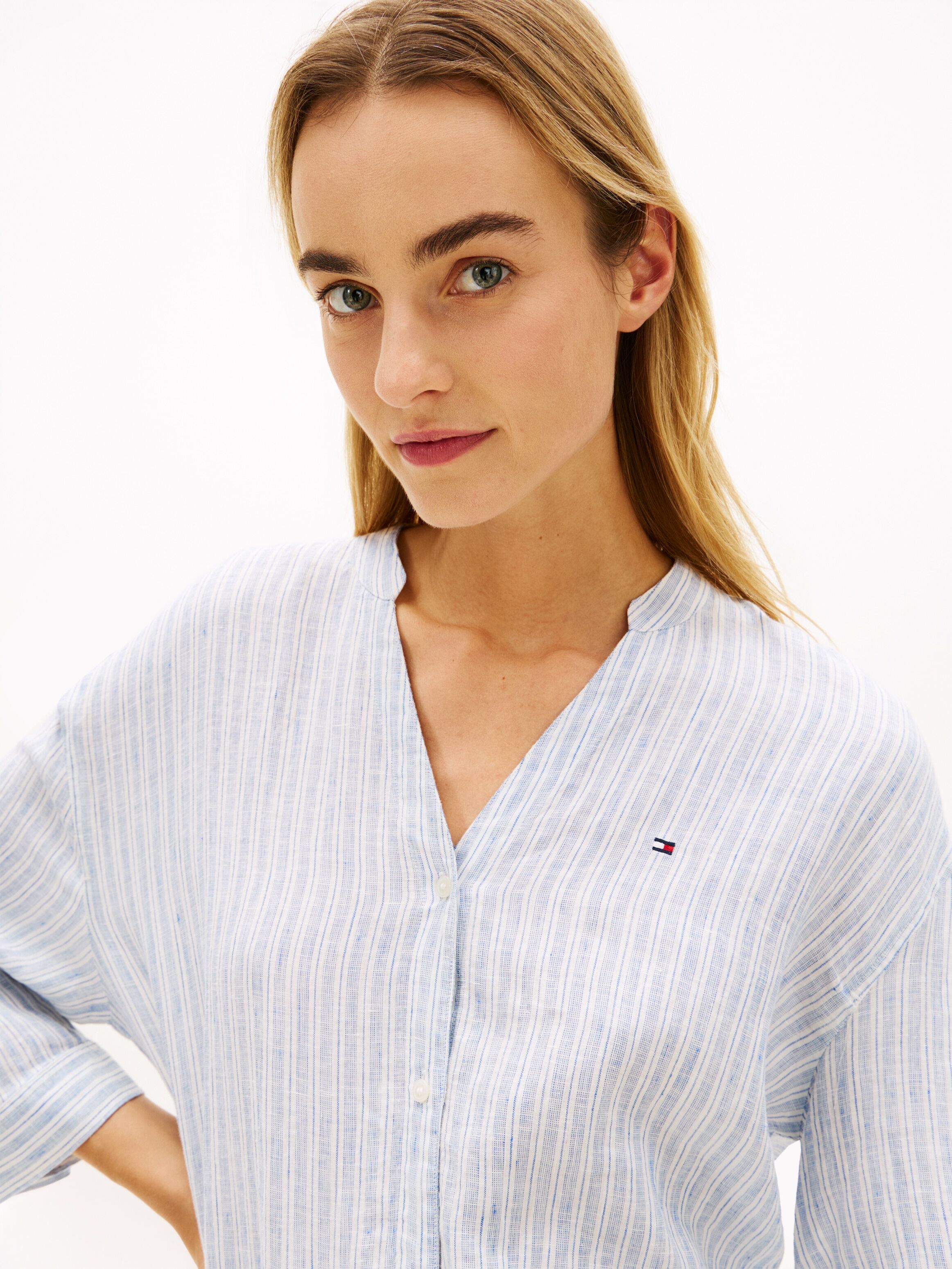 Shirtbluse TOMMY HILFIGER "ESS LINEN COLLARLESS SHIRT", Damen, Gr. L (42/44), blau (chalk stp ecru blau orbit), Web, Obermaterial: 100% Leinen, gestreift, gerade normal, V-Ausschnitt, Blusen Shirtbluse, mit Logo-Stickerei chalk stp ecru blau orbit L (42/4