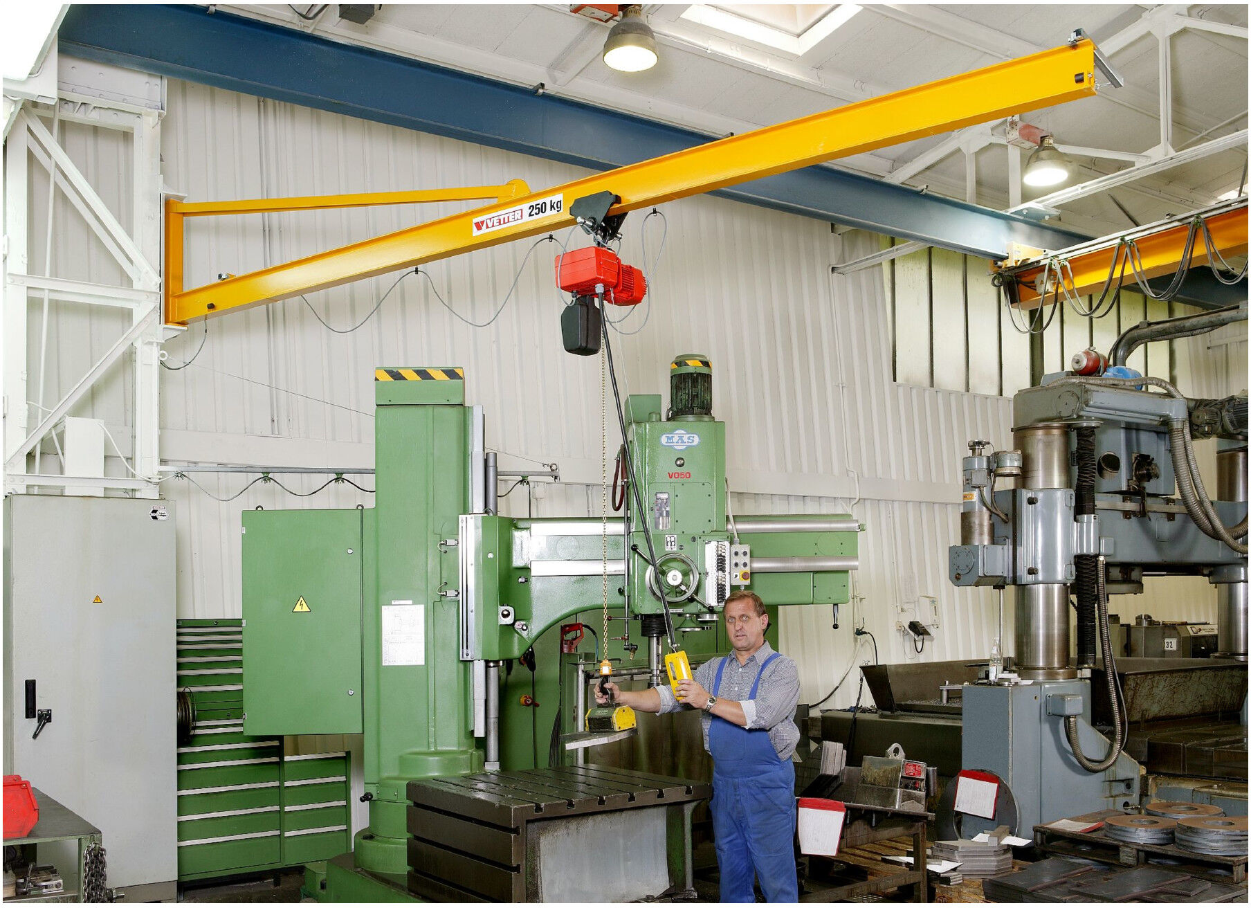 Vetter Wandschwenkkran PRAKTIKUS + Standard-Lagerkonsole + Elektrokettenzug 250kg, 4,0m ; VETTER Krantechnik (PW2,5-4,0+SiXX2F-HF)