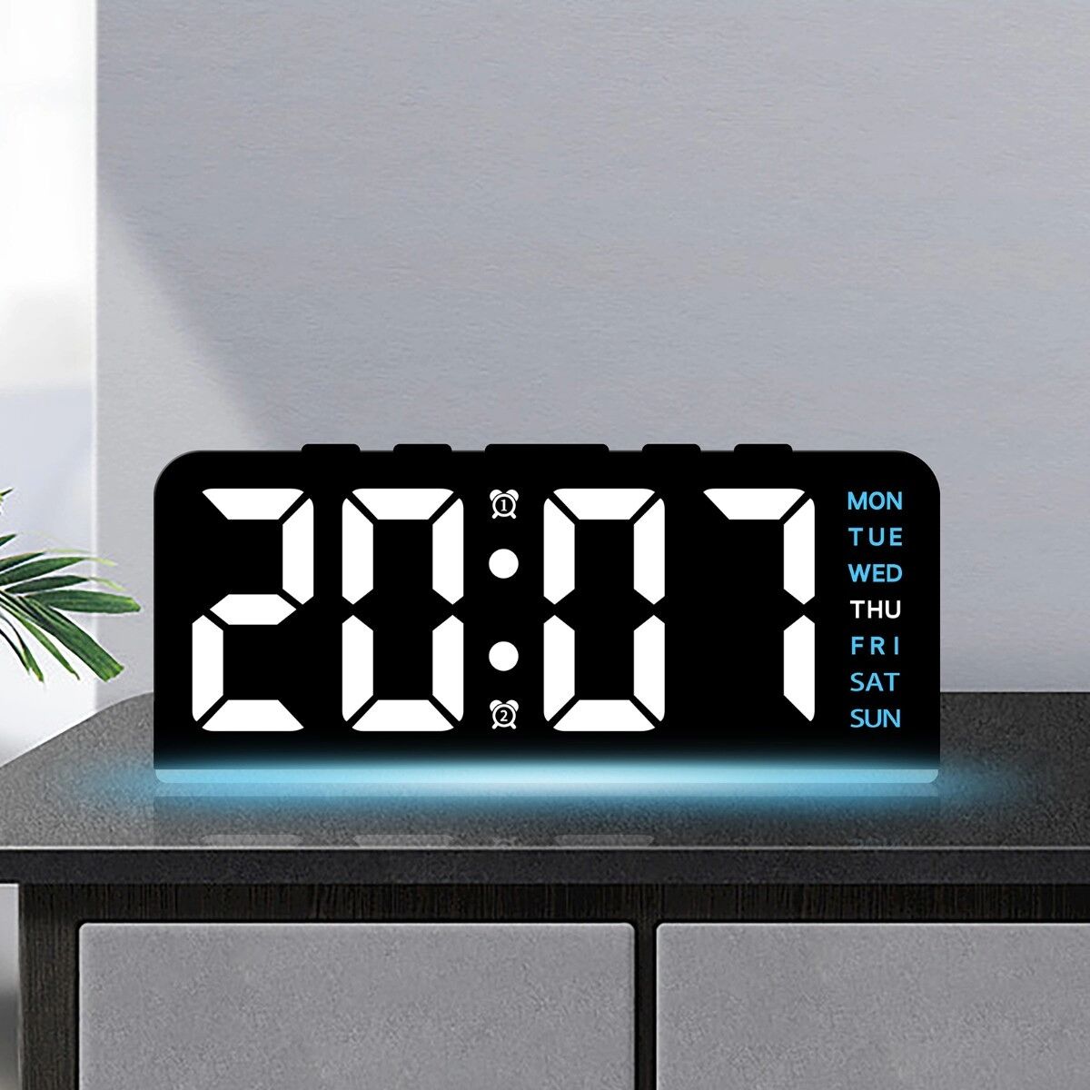 INF LED-Digitalwecker mit Großziffern, Kalender, 24-Stunden-Anzeige, Nachtlicht und Ambientebeleuchtung
