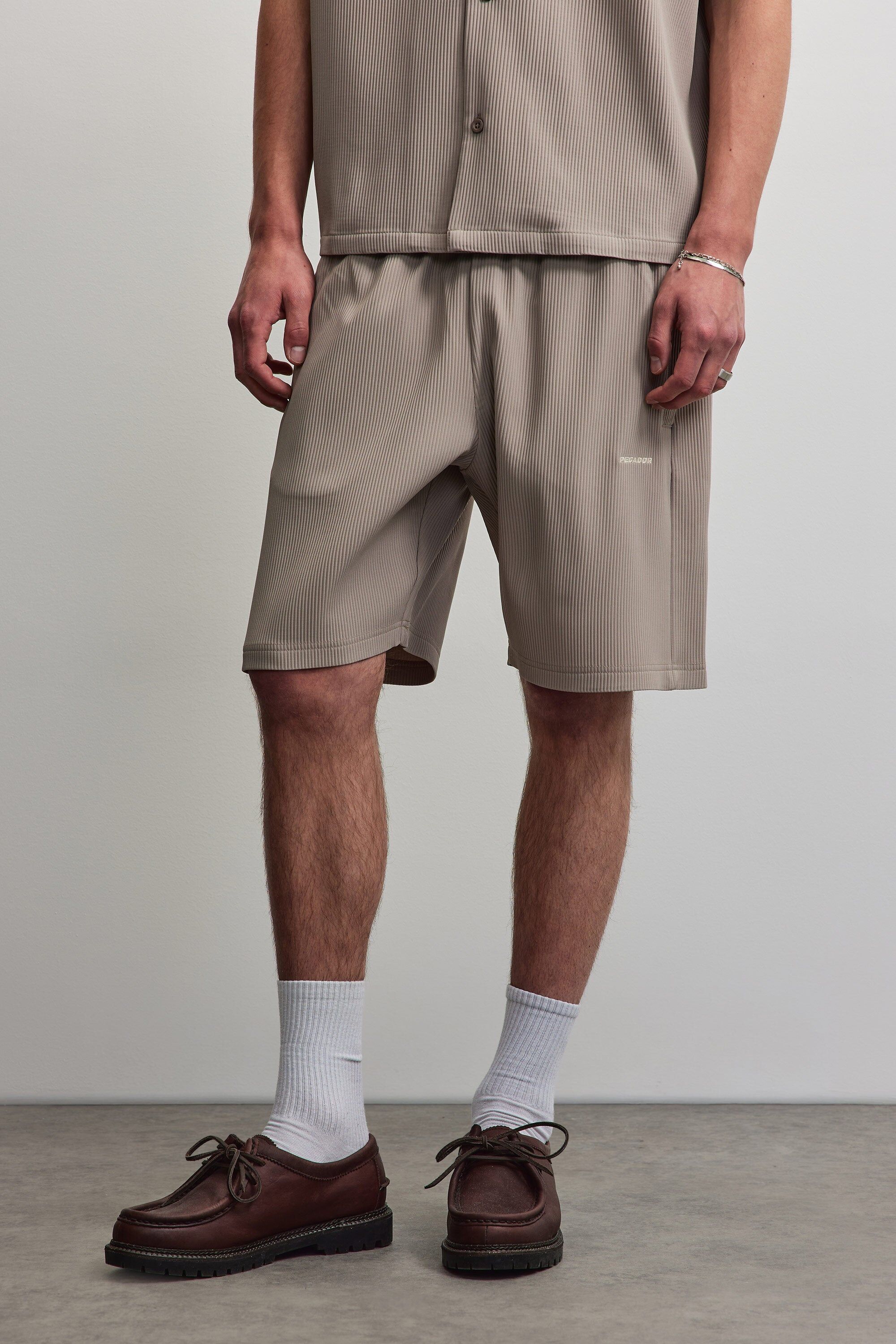 Shorts PEGADOR "TROY PLISSEE SHORTS", Herren, Gr. XS, N-Gr, warm taupe, Web, Obermaterial: 93% Polyester, 7% Elasthan, unifarben, regular fit normal, Hosen Shorts, Baumwollmischung, regular fit warm taupe XS, N-Gr