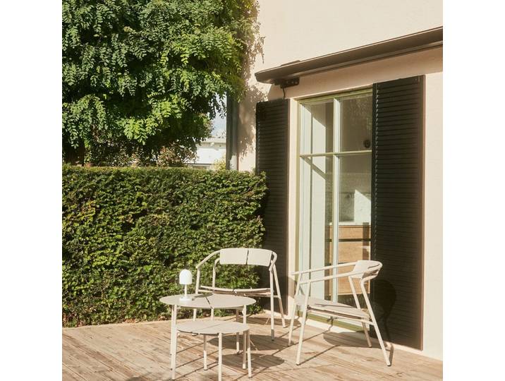 Luceo Portable Tischleuchte Weiß - AYTM - Terrasse - Design - Metall - Mit Schirm