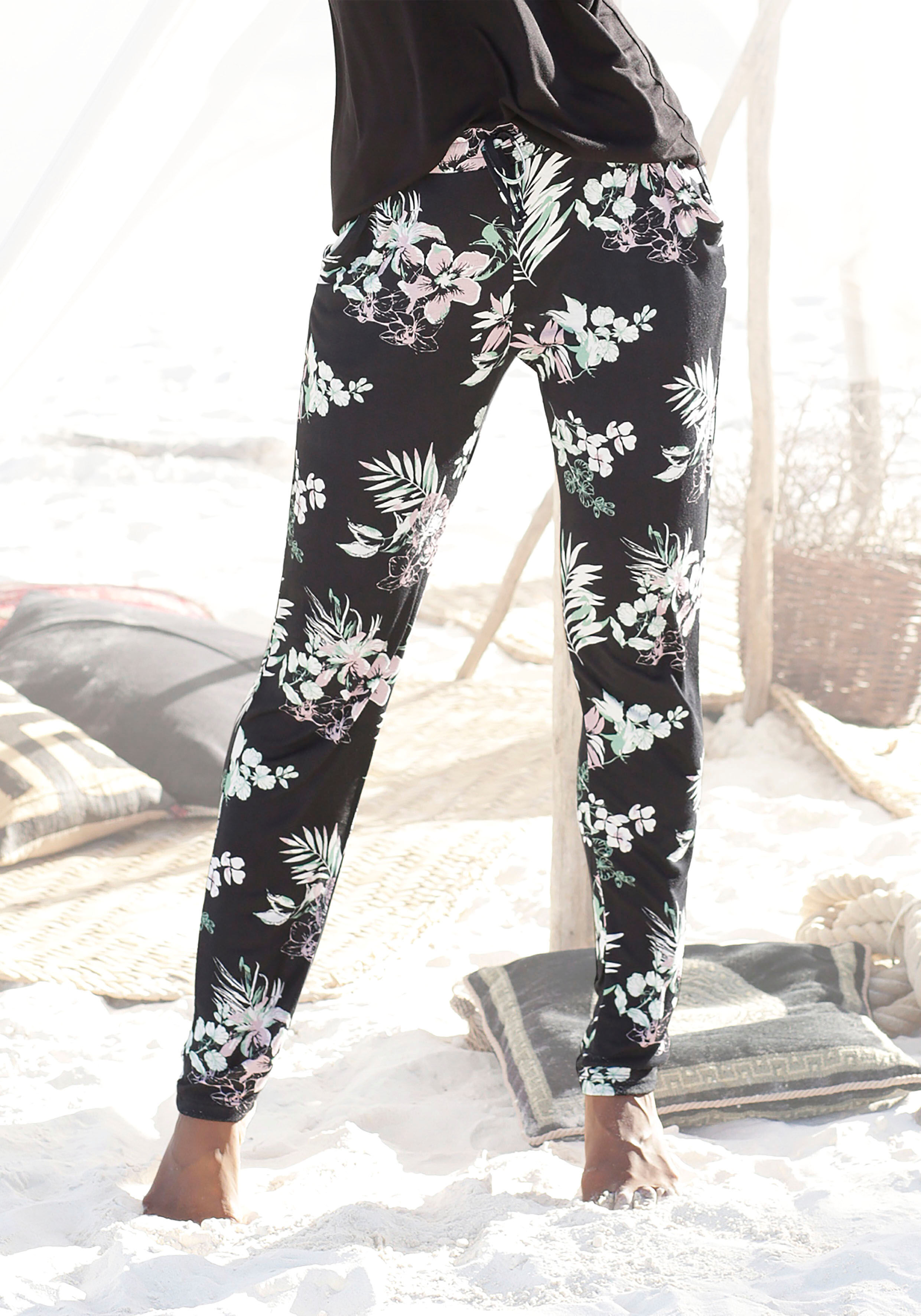 Strandhose LASCANA "aus bequemer und leichter Viskose", Damen, Gr. 44, N-Gr, bunt (bedruckt), Jersey, Obermaterial: 100% Viskose, bedruckt, figurumspielend lang, Hosen Strandhose, mit tropischem Druck, Jerseyhose, leichte Sommerhose, Schlupfhose bedruckt 