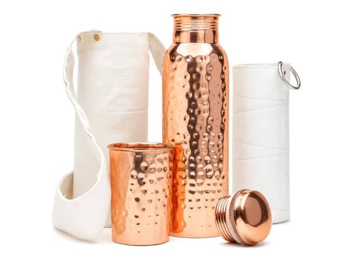 Kitchen Science Kupfer-Wasserflasche (1000 ml) mit Kupferbecher, Tragetasche & Deko-Hülle, reine Kupferflasche für Trinkwasser, laborgeprüft, auslaufsicher, authentische ayurvedische Kupferflasche