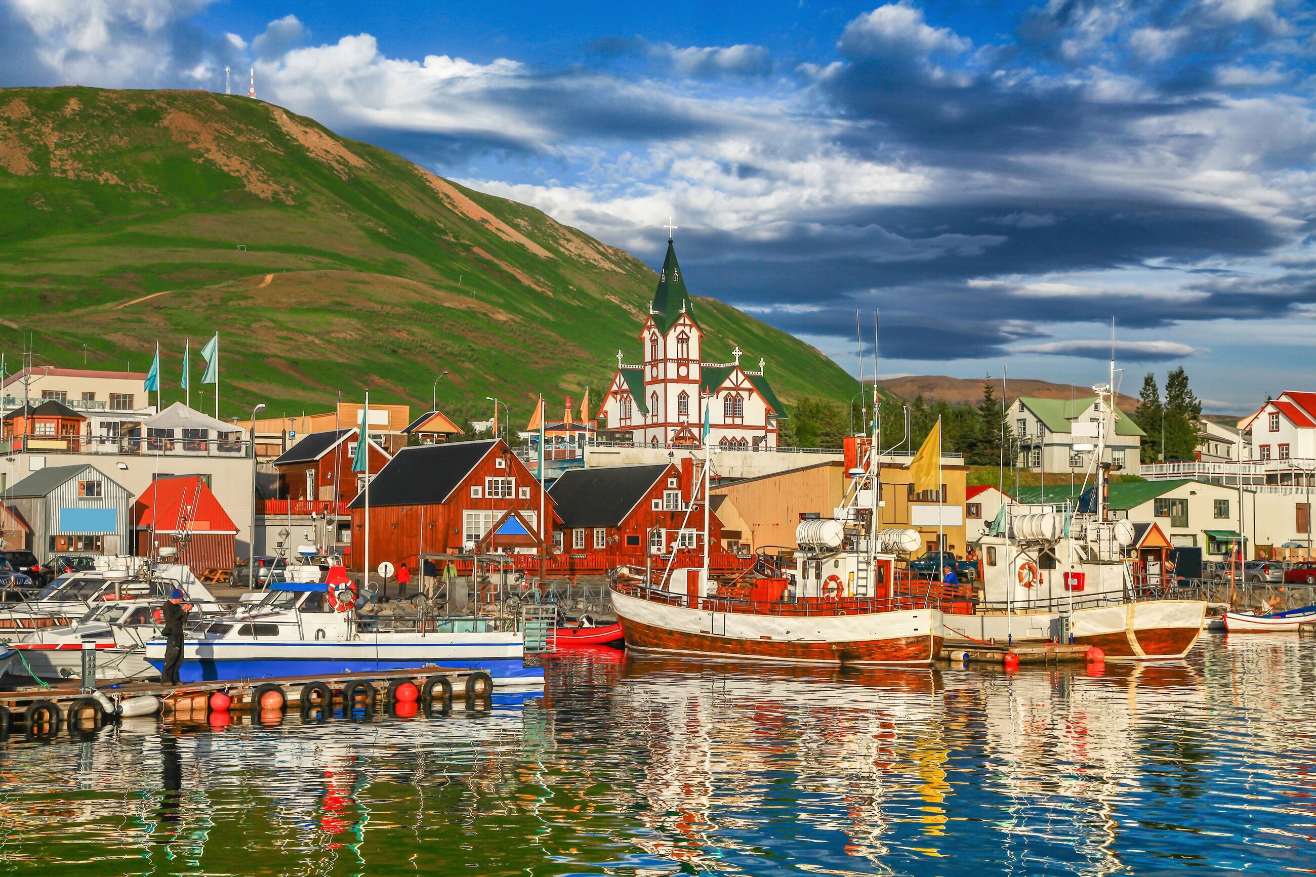 Fototapete PAPERMOON "HUSAVIK ISLAND-BOOTE GEBIRGE DORF STEG BRÜCKE WALD BERG", bunt, B:2m L:1,49m, Vlies, Tapeten, Fototapete bunt B/L: 2m x 1,49m, Bahnen: 4 Stk.