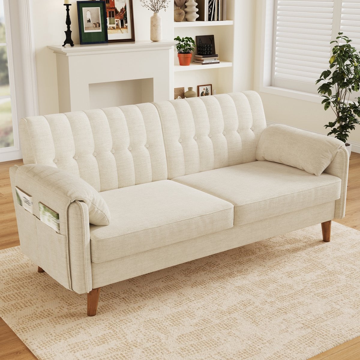 Moderne 2-zitsbank van beige chenille met gecapitonneerde rugleuning en massieve houten poten