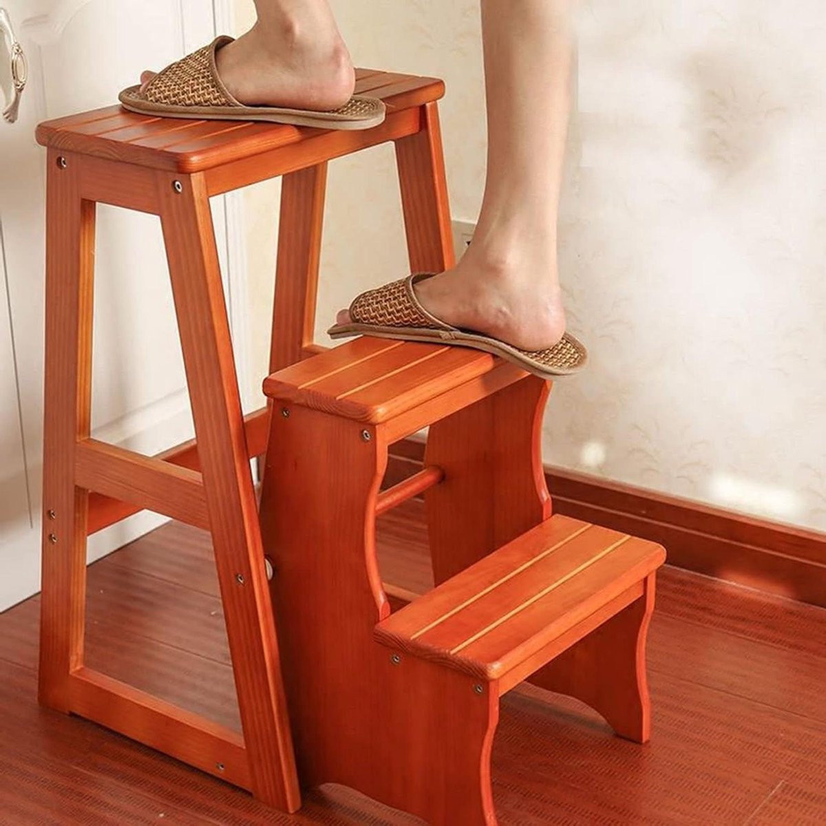 Bruine houten opvouwbare trapladder als trapkruk voor klussen in huis