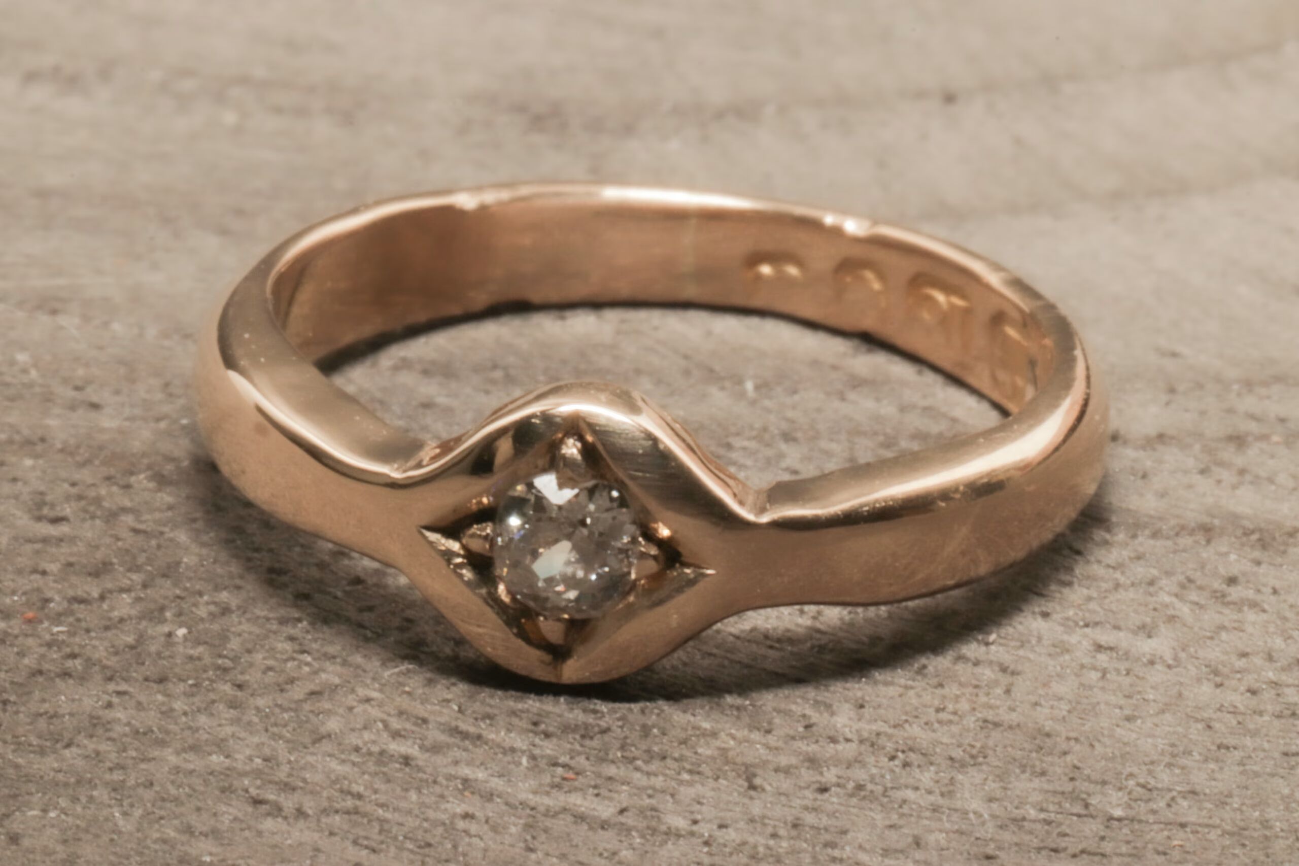 Sero Guld Solitairering med ca. 0,10ct diamant i 18 karat guld