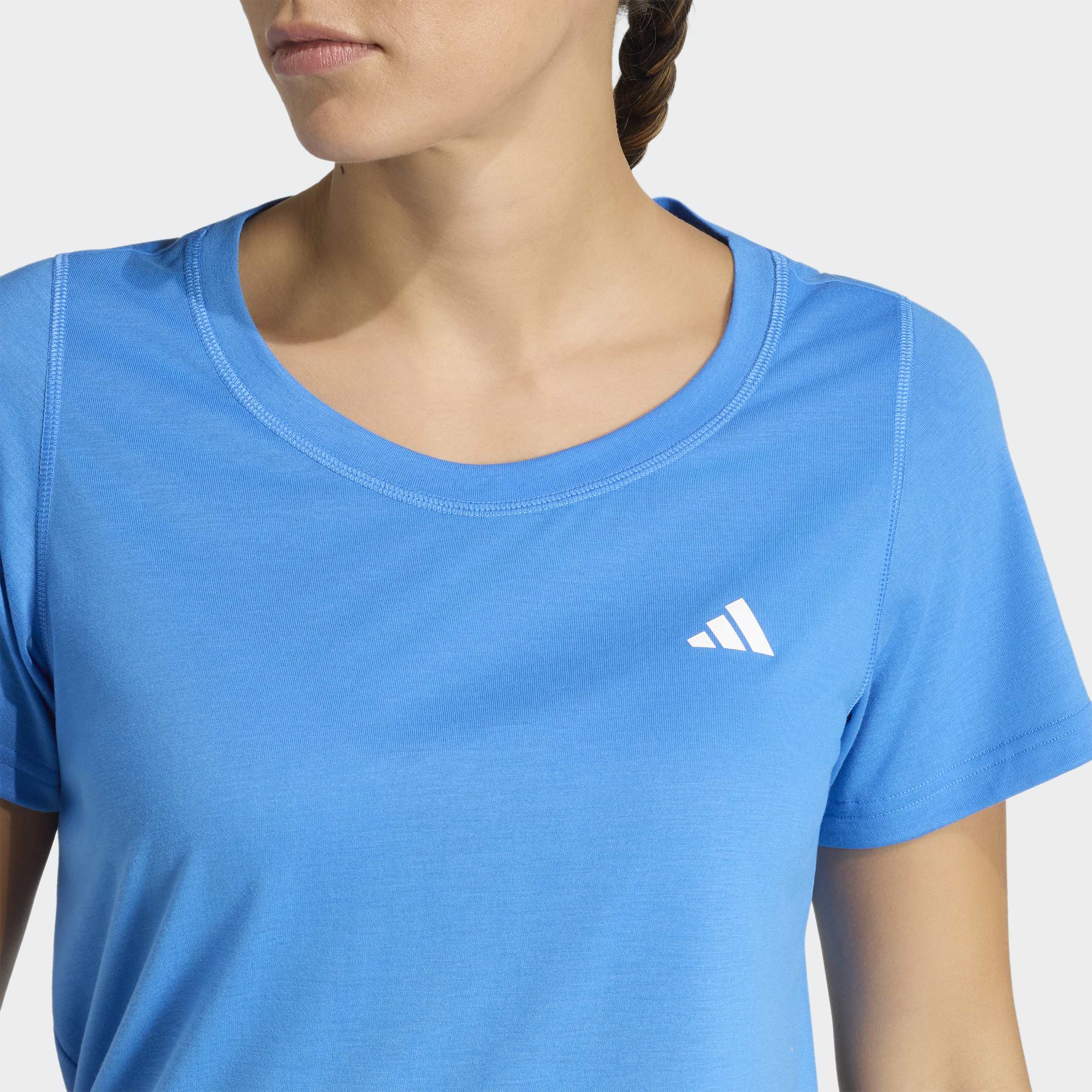 T-Shirt ADIDAS PERFORMANCE "WORKOUT ESSENTIALS MIT TIEFEM AUSSCHNITT", Damen, Gr. XS, blau (ray blau), Obermaterial: 70% Polyester, 30% Viskose, normal, Rundhals, Shirts T-Shirt, für sportliche Looks im Alltag und beim Training, ohne Verschluss ray blau X
