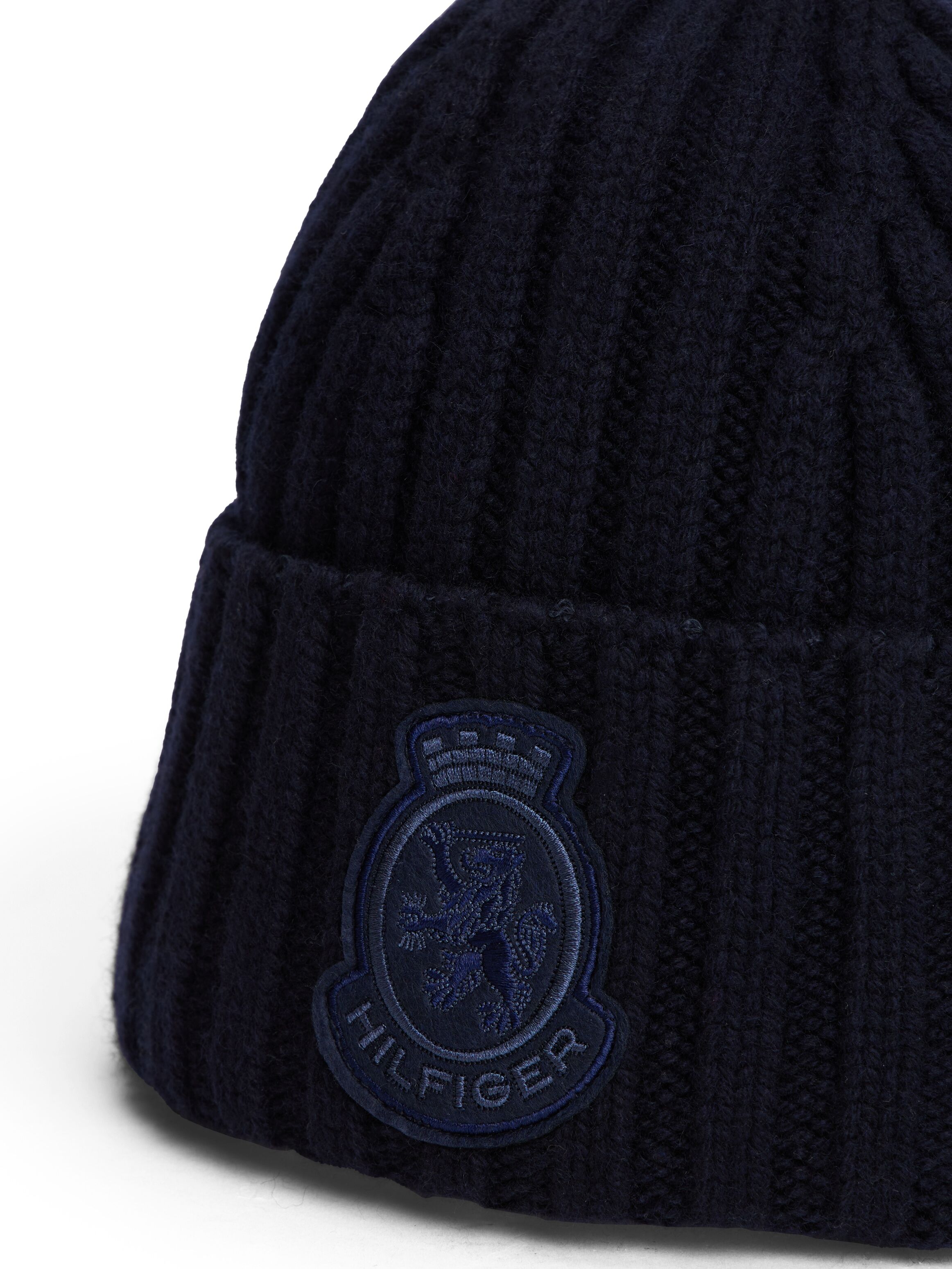Beanie TOMMY HILFIGER "TH CREST FLUFFY", Damen, blau (space blau), Strick, Wolle, Mützen Beanie, aus reiner Wolle, TH-Wappen-Patch an Umschlag space blau Einheitsgröße