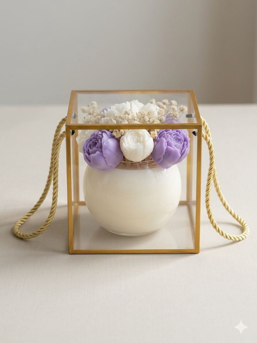 Lumen and Lux Candles Handgemaakte bloemenkaars Lila