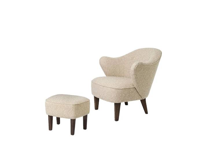 Audo Copenhagen Ingeborg Sesselpaket Stoff sahcozero beige, inkl. Fußhocker, Eichenholzbeine geräuchert