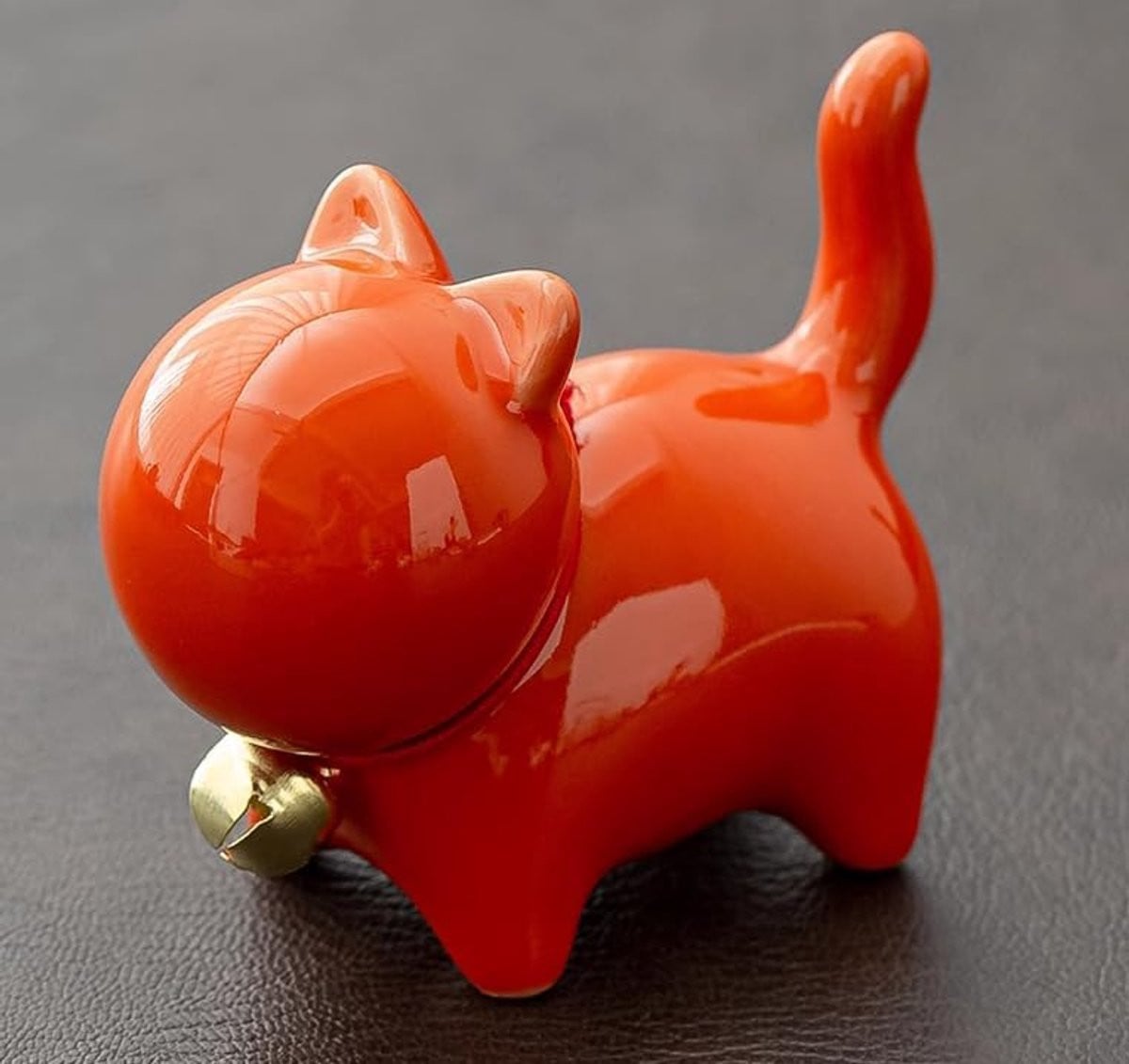 Handgemaakt keramisch kattenbeeldje van porselein voor decoratie op tafel