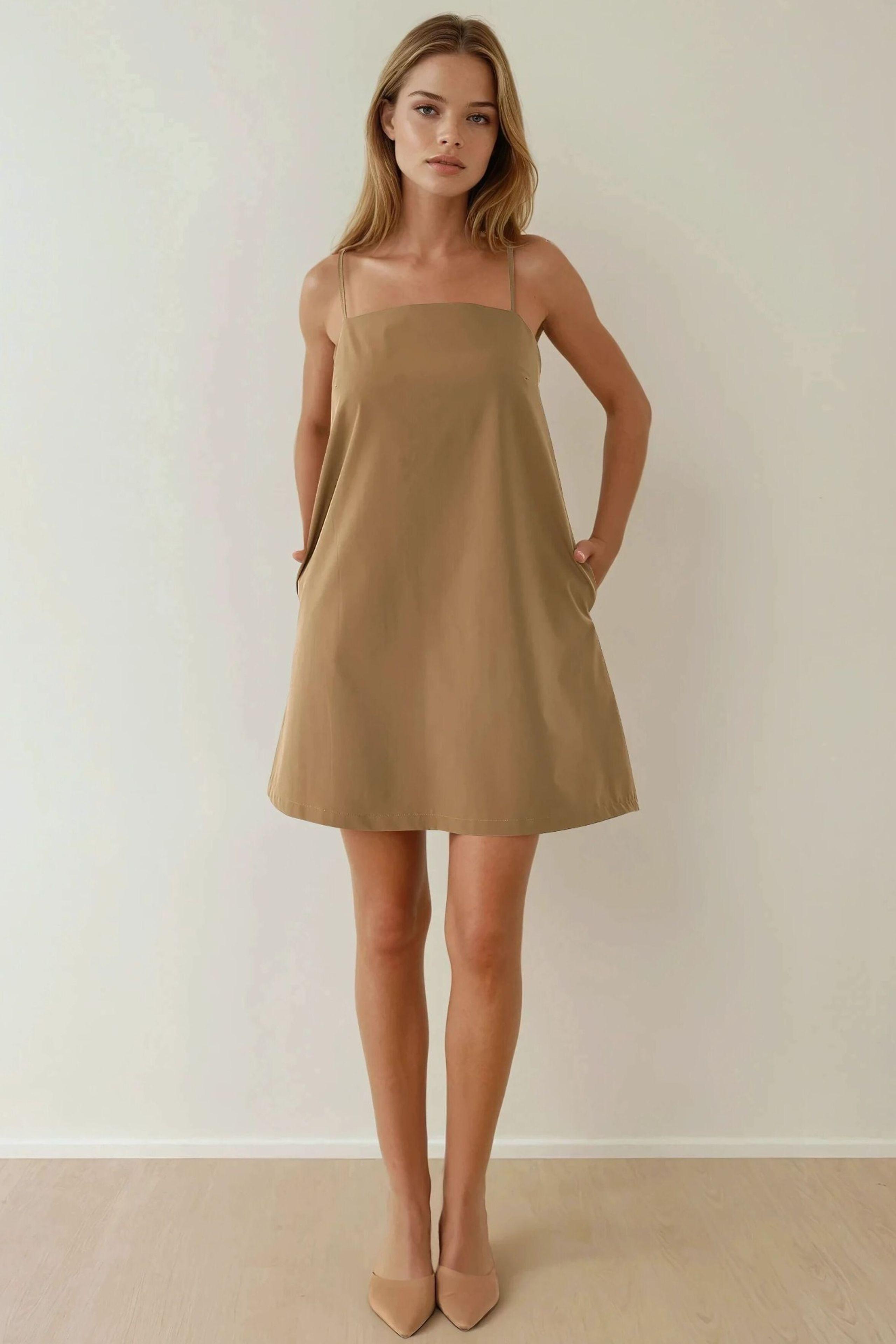 Mini-Kleid mit quadratischem Kragen und Taschen