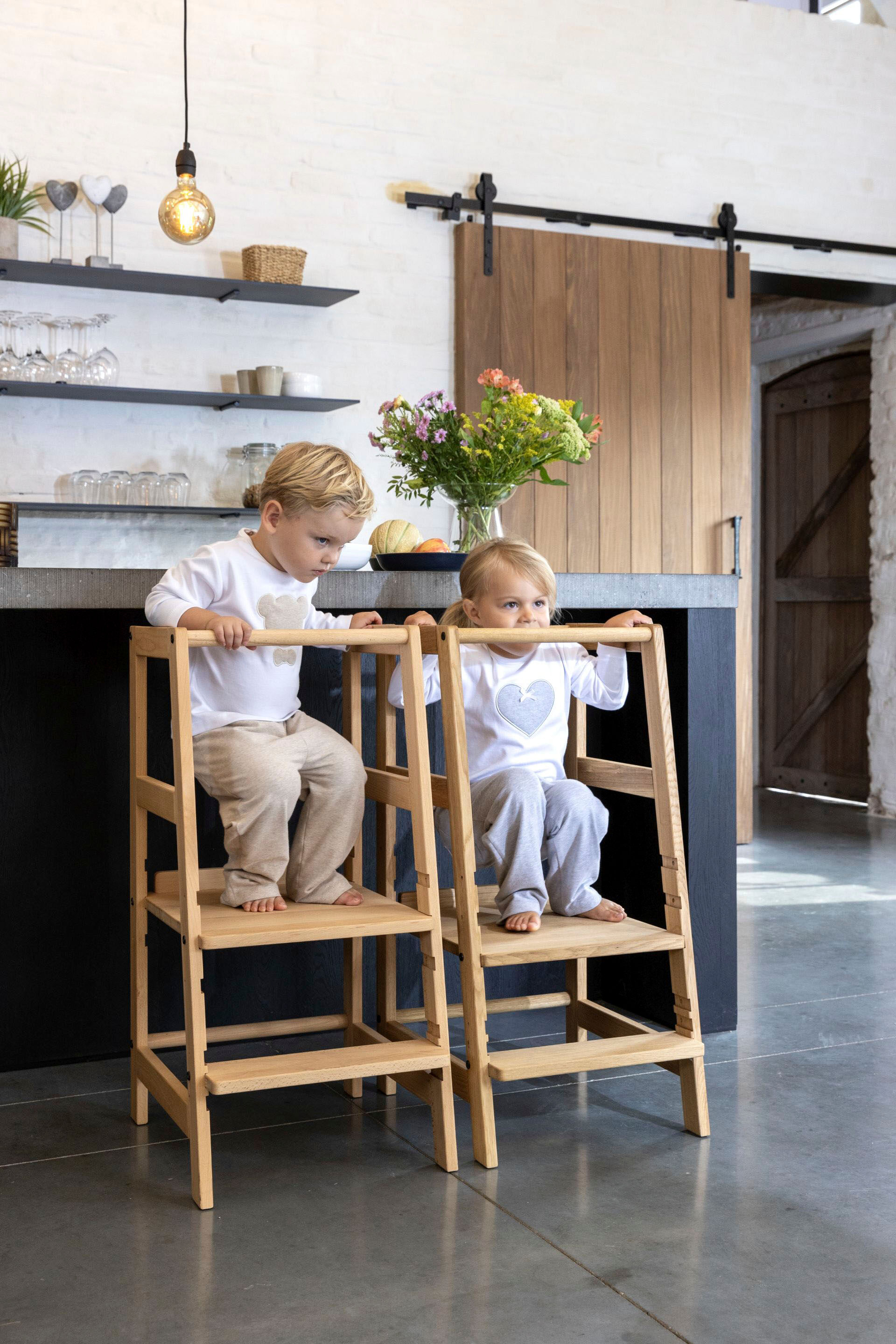 Kinderstuhl VIPACK "Lernturm aus Massivholz, stabil und standfest gebaut", eiche natur, eiche natur, B:41cm H:85cm T:48,3cm, Massivholz, Stühle, Kinderstuhl, Tritt und Stehfläche 3-fach verstellbar, 3 verschiedene Farben