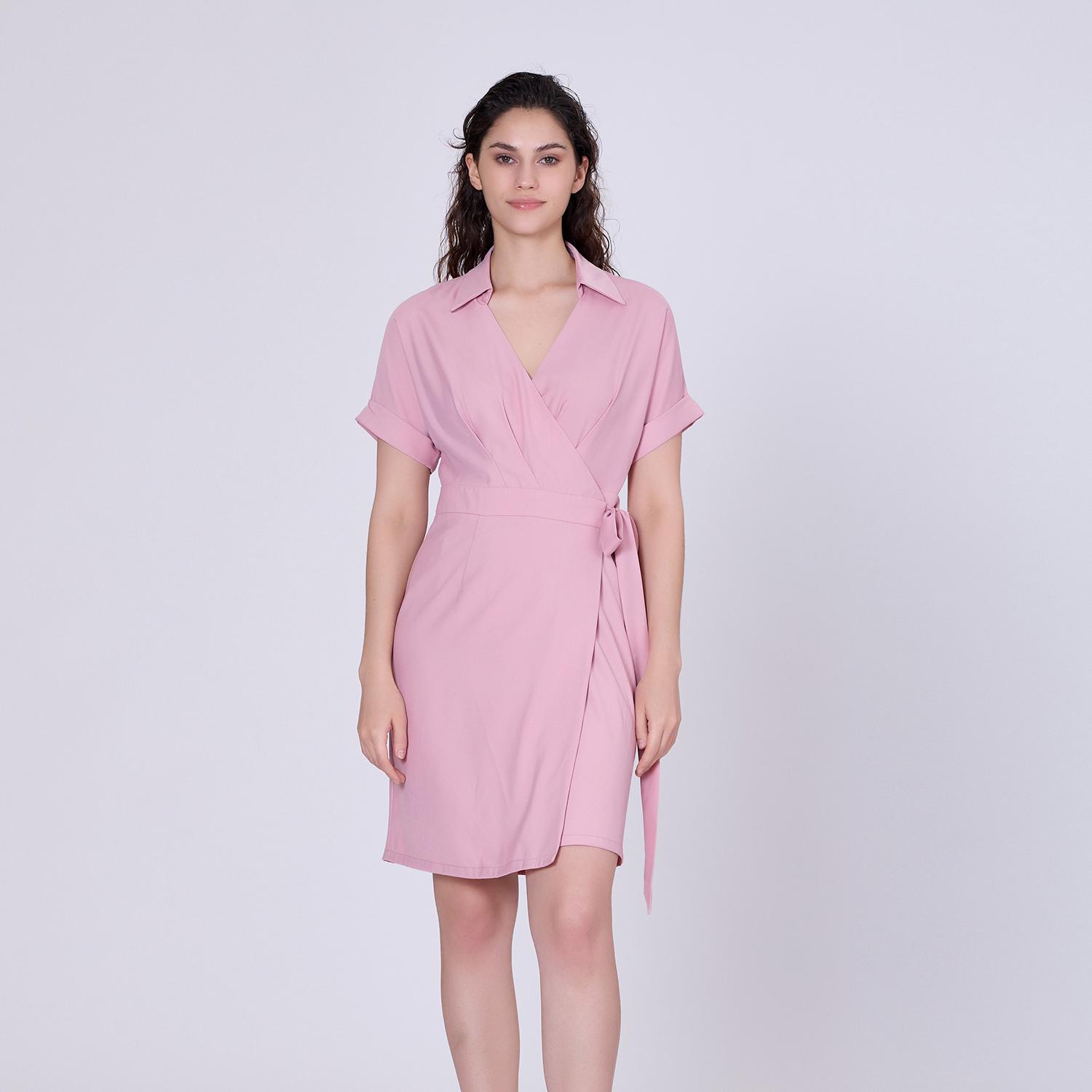Wikkel minimalistische kleding en Italiaanse kraag