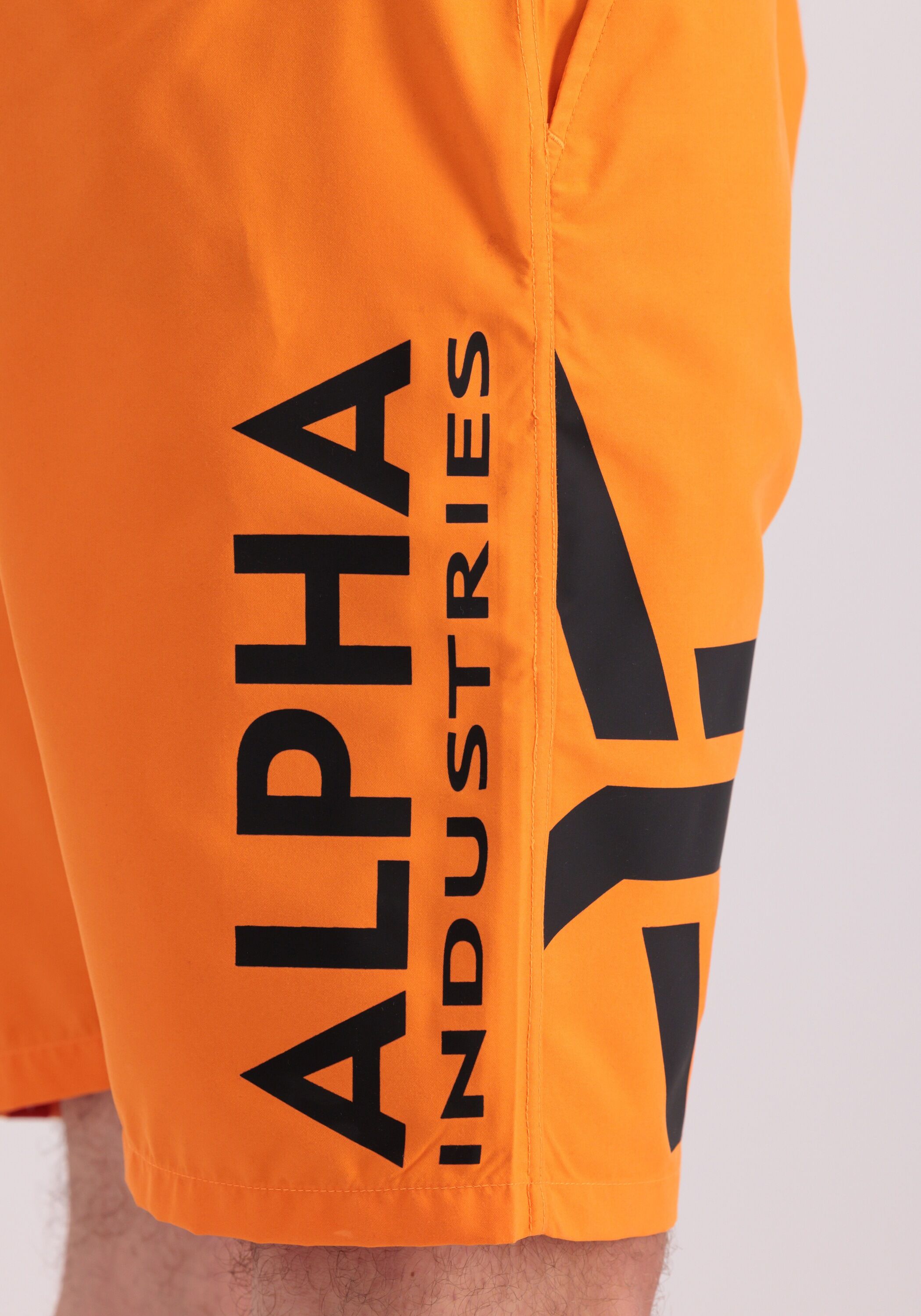 Shorts ALPHA INDUSTRIES "Side Print Board Short", Herren, Gr. 2XS, Normalgrössen, orange (alpha orange), Obermaterial: 100% Polyester, Futter: 100% Polyester, Hosen Shorts alpha orange 2XS, Normalgrössen