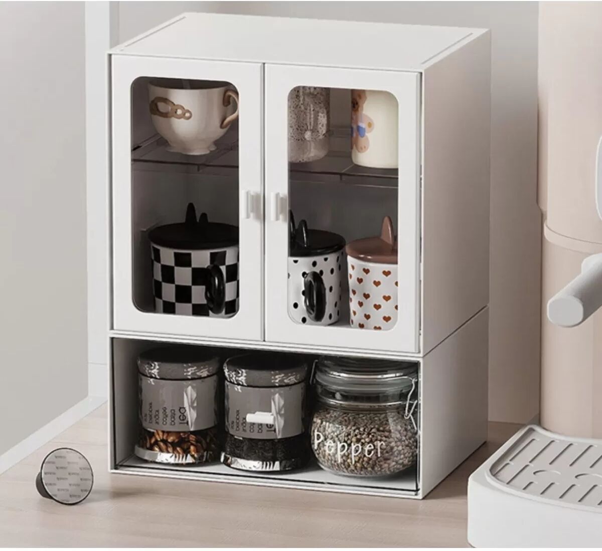 INF Luxuriöser stapelbarer Tassen Organizer: Aufbewahrungsbox mit Doppeltür und Schublade