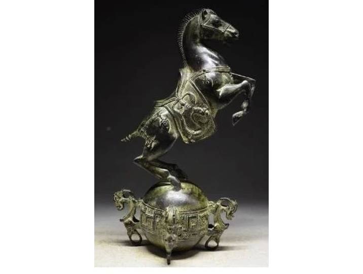 Cheval chinois en bronze debout sur la boule avec marque QING, décoration de jardin, statue en bronze
