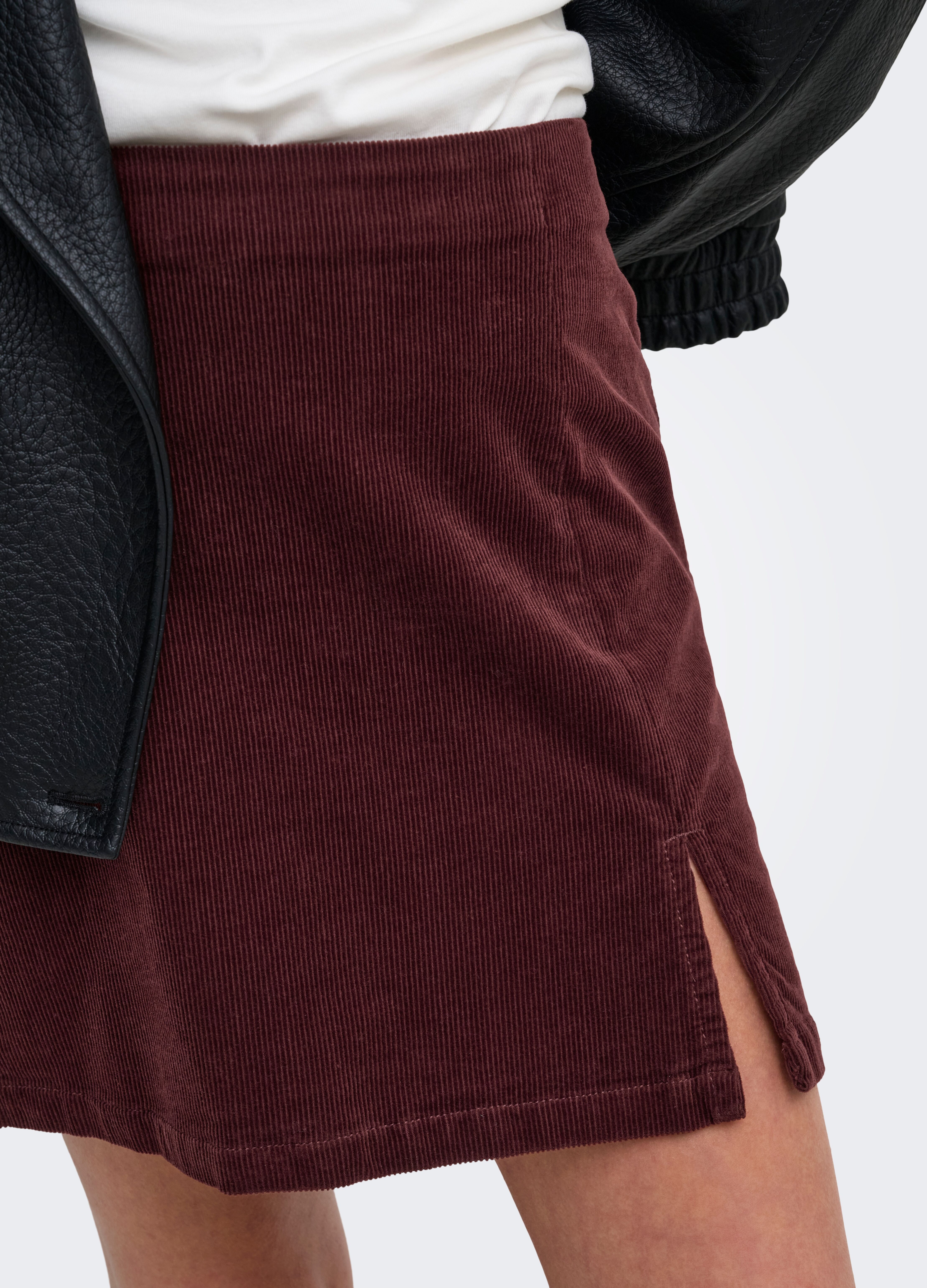 Cordrock ONLY "ONLFLORA HW CORD SHORT SLIT SKIRT PNT", Damen, Gr. XS (34), braun (rum raisin), Cord, Obermaterial: 98% Baumwolle, 2% Elasthan, unifarben, kurz, Röcke Cordrock, Baumwollmischung rum raisin XS (34)