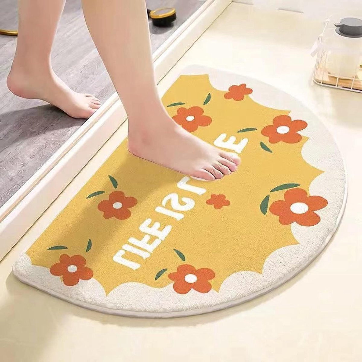Zachte microfiber antislip badkamermat met gele bloemen voor volwassenen