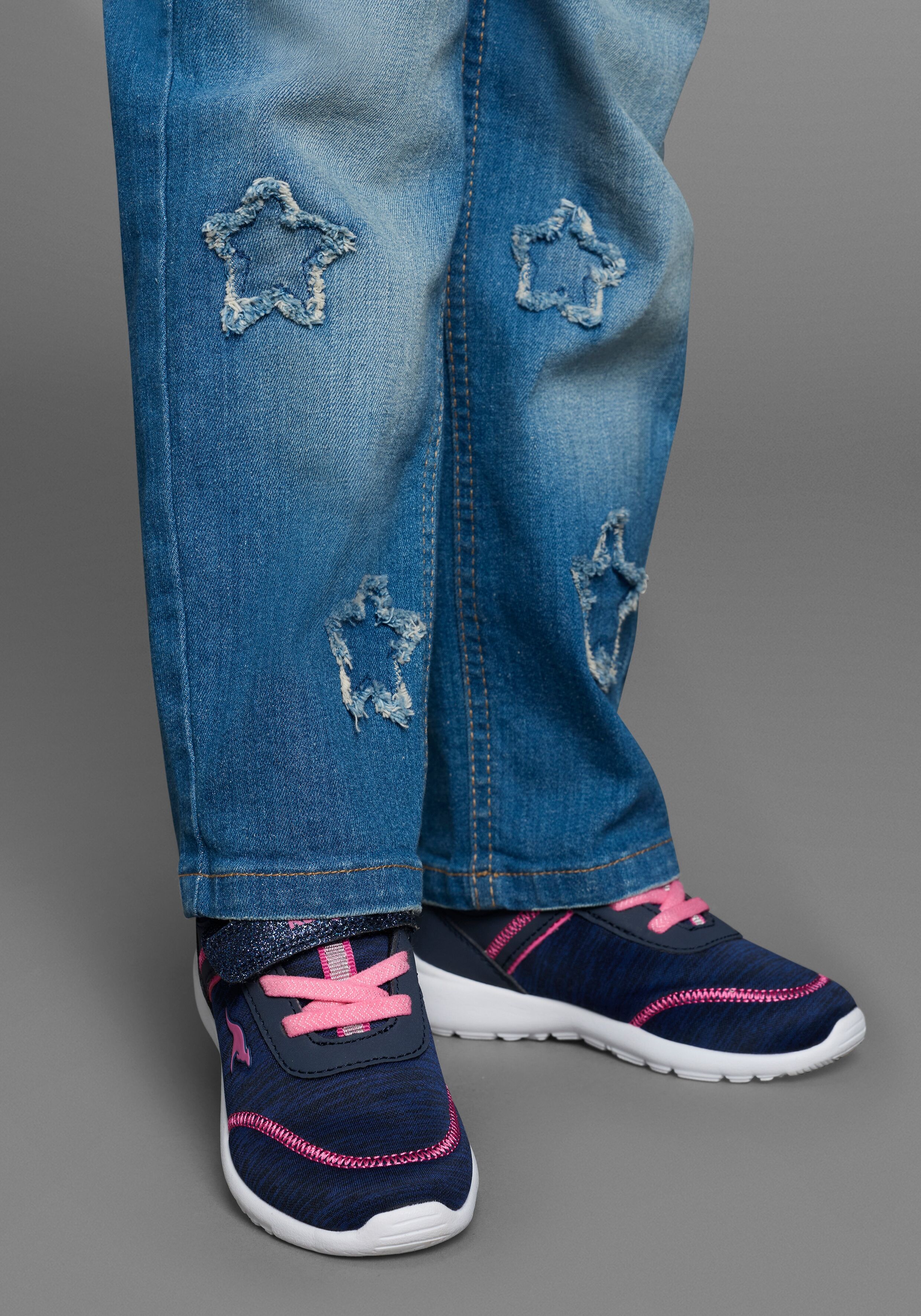 Stretch-Jeans KANGAROOS "Stretchjeans mit Applikation", Mädchen, Gr. 128, N-Gr, blau (blau stone washed), Denim/Jeans, Obermaterial: 98% Baumwolle, 2% Elasthan, bestickt, loose fit lang, Jeans Stretch-Jeans, Jeans mit süßen Sternen-Aufnähern