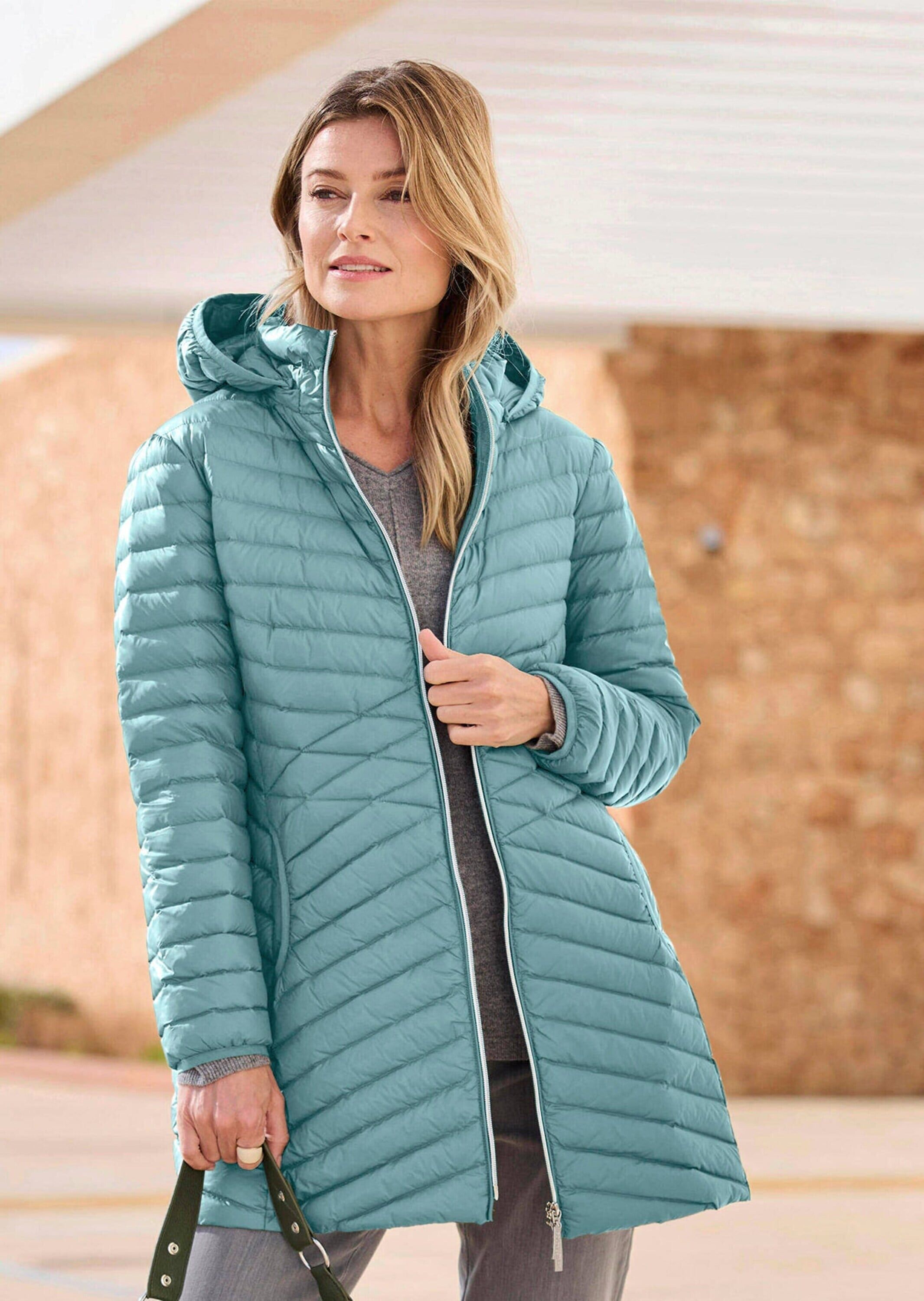 Winterjacke GOLDNER "Kurzgröße Gefütterter langer Mantel mit Kapuze", Damen, Gr. 21, grün (graugrün), Obermaterial: 100% Polyamid PA., Modisch, gerade, Jacken Winterjacke, mit femininer Steppung