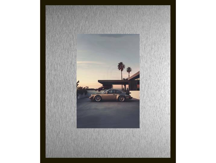 Bild QUEENCE Trend Wandbild, Wandkunst, Kunstdruck Rennwagen in Palm Springs , silber (farbe rahmen: schwarz, farbe bild(er): silber), B:50cm H:40cm T:1,5cm, Aluminium, Bilder, Bild, inkl. Passepartout aus hochwertigem Aluminium und schwarzem Rahmen