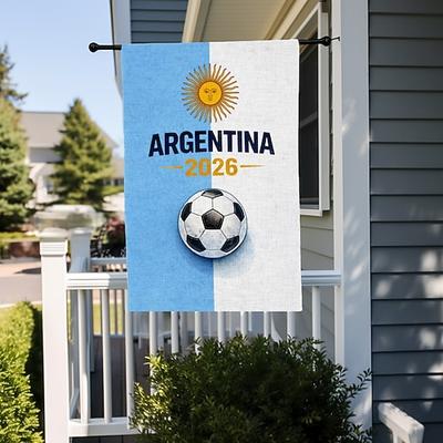 Gartenflagge mit Argentinien-2026-Fußballmotiv, die die argentinische Sonne und den Schriftzug „Argentinien 2026" mit einem Fußball zeigt – tolle Gartendekoration für Fans.