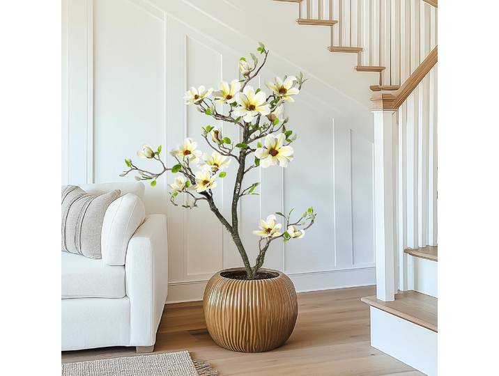 Plantes artificielles de magnolia, arbres à fleurs artificielles, plantes factices avec des fleurs réalistes, des feuilles vives, des mousse, un pot blanc pour la décoration de la cour et du patio