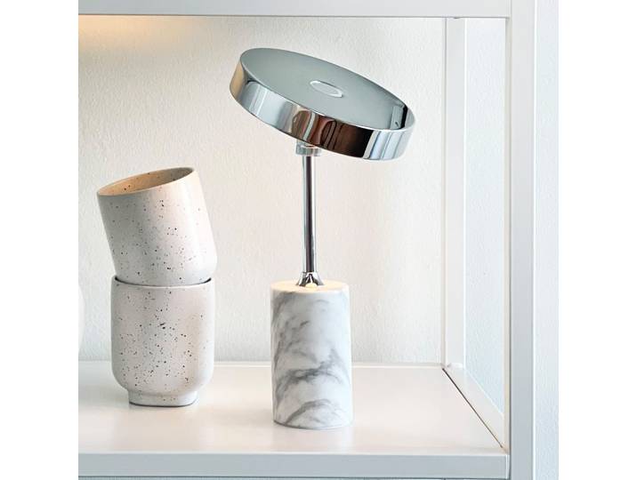 Starlight LED-Akku-Tischlampe, chrom/weiß - Dyberg Larsen - Wohnzimmer - Design - Metall - Mit Schirm