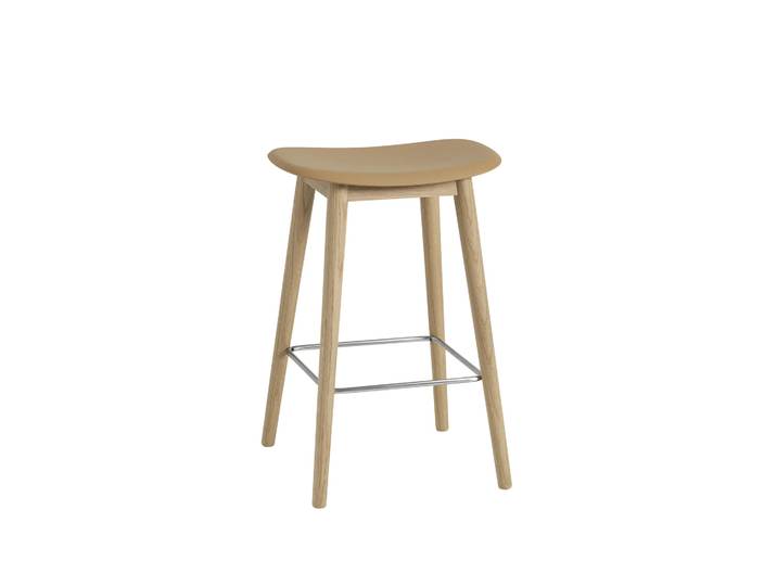 Muuto Fiber counter stool 65 cm ochre, eikenhouten poten