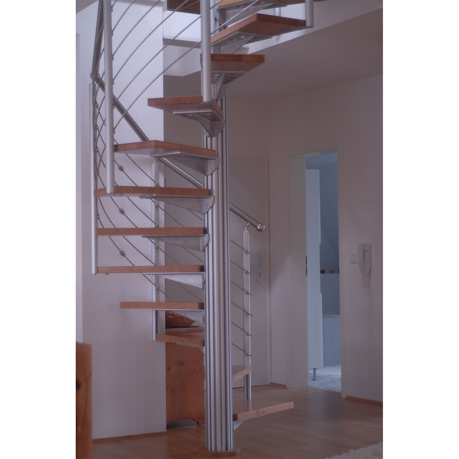 Treba Frewa Alu-Spindeltreppe Light Star Ahorn 140cm Durchmesser 260–299cm Geschosshöhe 13 Steigungen für Innen